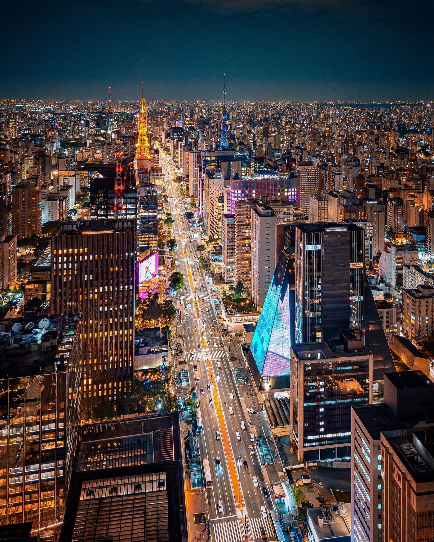 Avenida Paulista à noite, São Paulo — sede da WTE Brasil